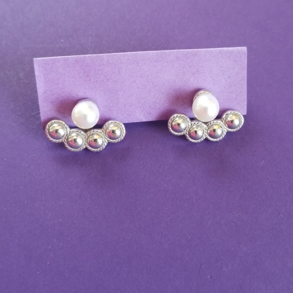 Vantel Pearls "Off The Cuff" earrings